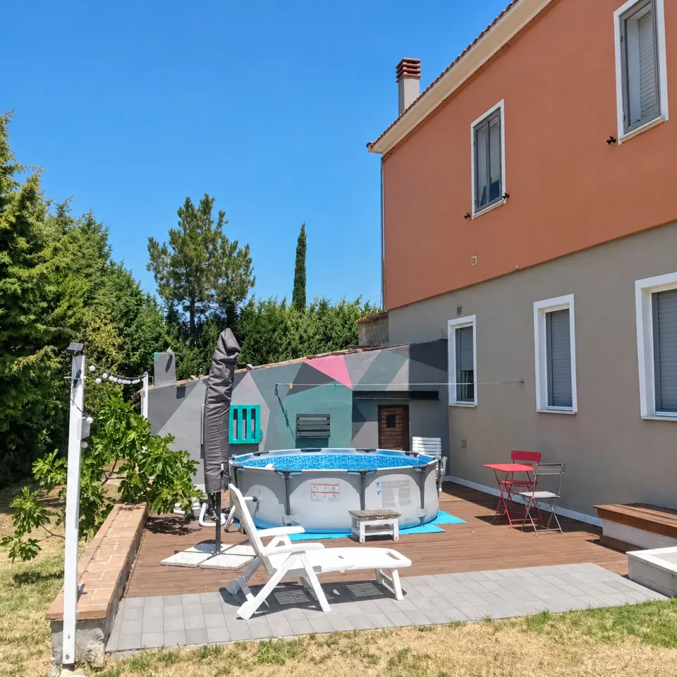 La piccola piscina estiva sulla pedana di legno, sul retro della casa