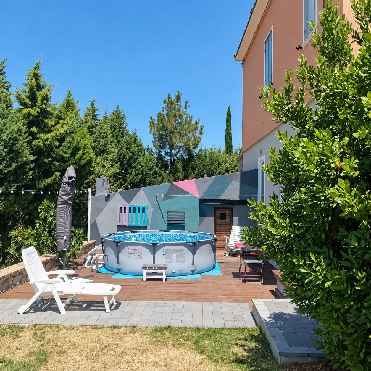 Piccola piscina fuori terra nel giardino, in estate