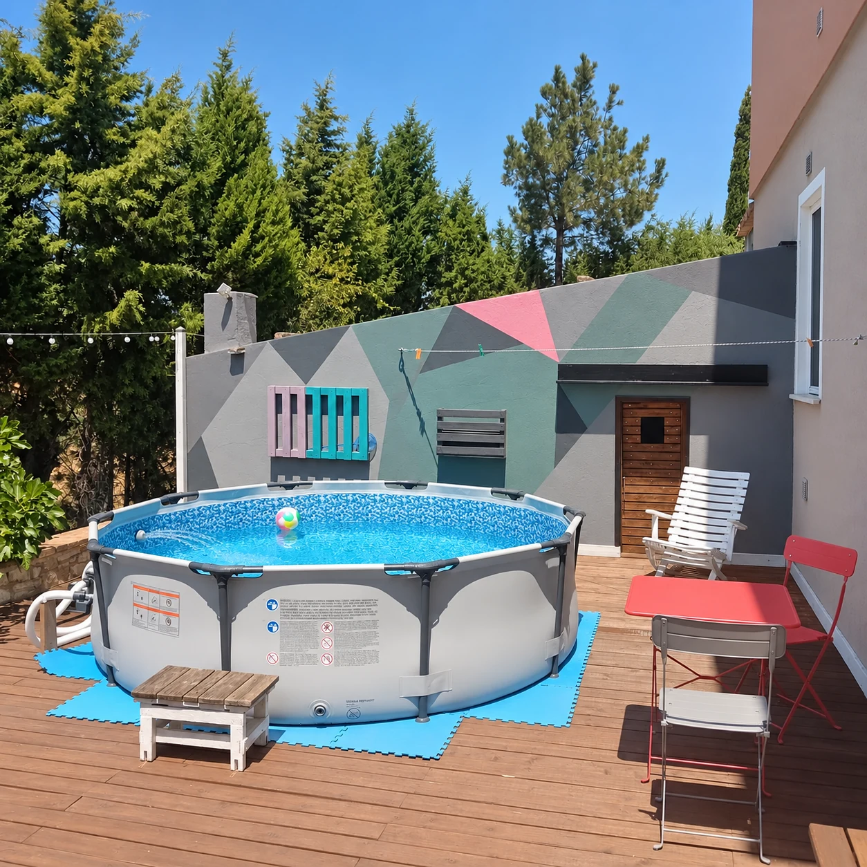 Piscina estiva sulla pedana di legno