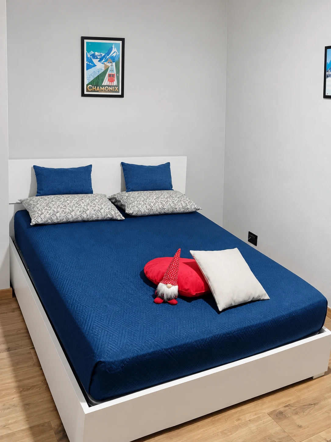 Letto matrimoniale con cuscini blu