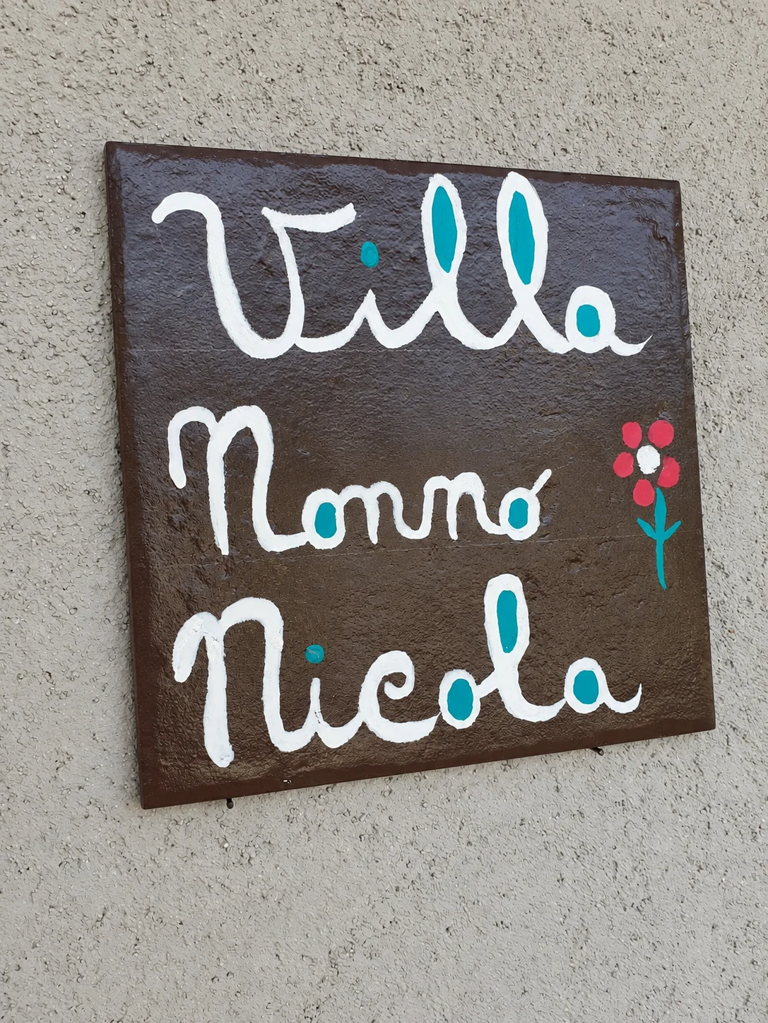 Piastrella dipinta a mano con il nome Villa Nonno Nicola