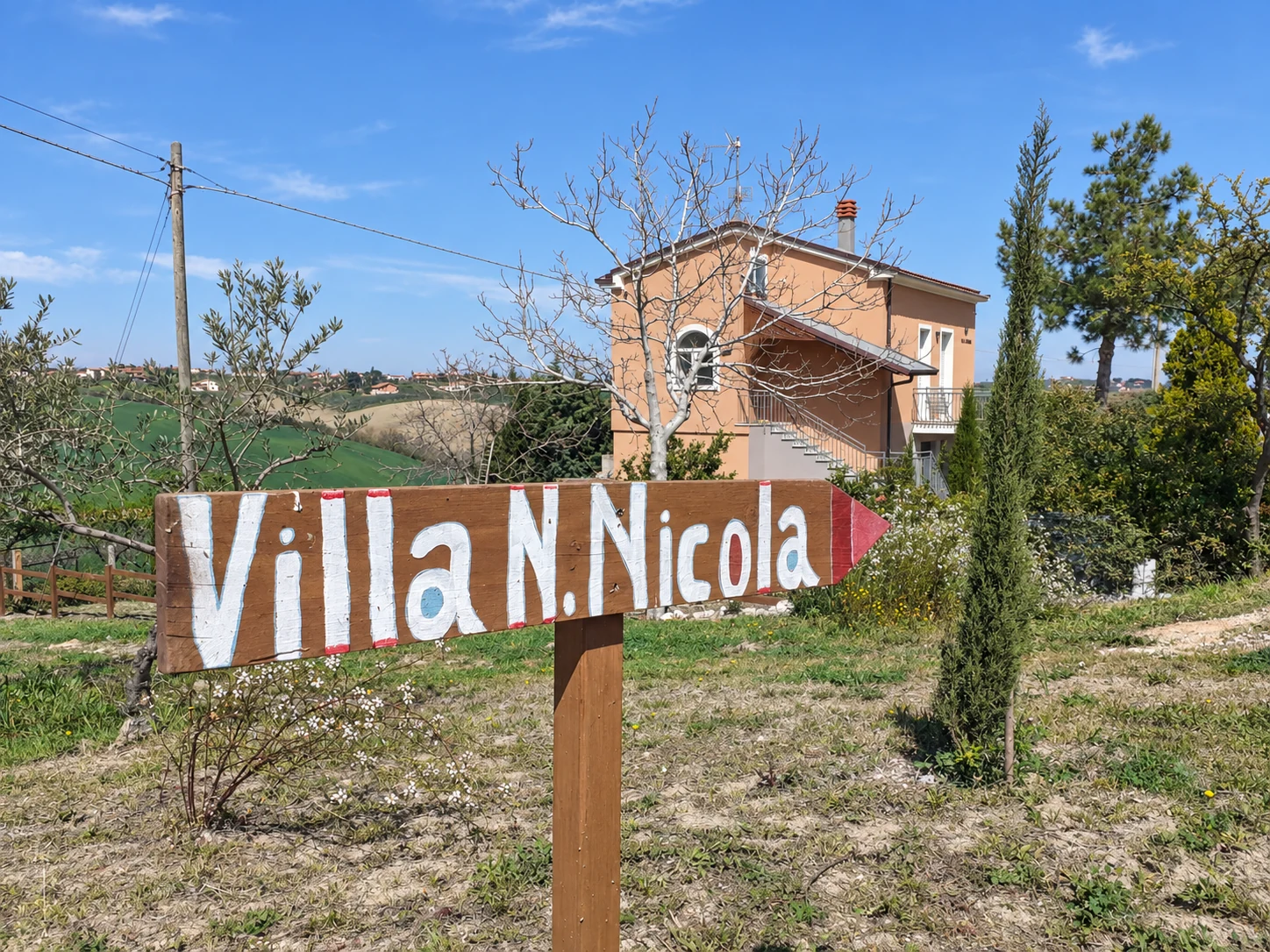 Cartello di legno Villa N. Nicola nel prato